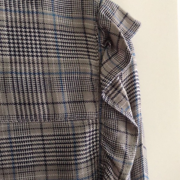 💙Treasure&Bond Tailored button down shoulder ruffle plaid cuff sleeved blouse. - Picture 7 of 12